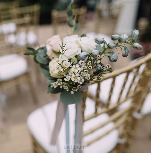 Kaart boeketje op stoel